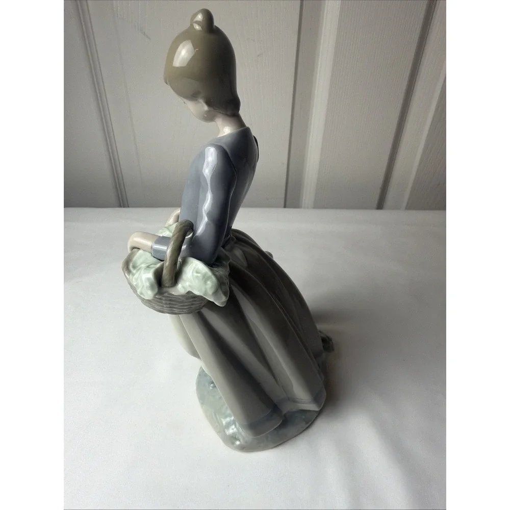 Rare Genuine LLADRO Porcelain Girl Feeding Geese Spain 10 in. With Box